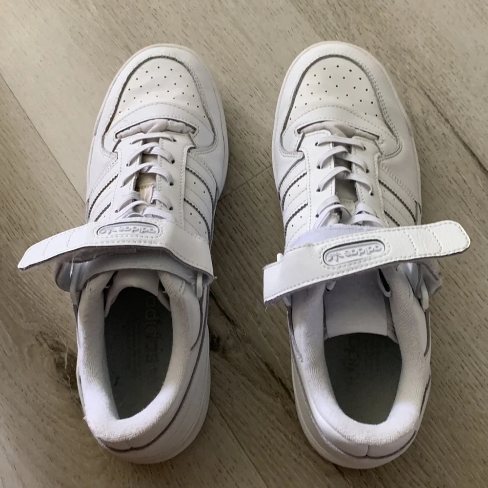 ADIDAS FORUM LOW’s white sneakers shoe’s casual size 9.5 back to school‎